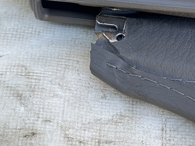 216500 Mazda 2 2002-2007 kalaptartó, a képen látható sérüléssel