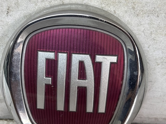 216647 Fiat Bravo 2007-2014, 500 2015-2025 , 500 X, Croma 2008-2010, Idea 2008-2012  első embléma 51944206