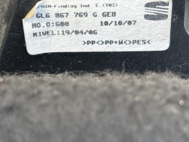 216672 Seat Ibiza 6L1 2002-2008 kalaptartó, a képen látható sérüléssel