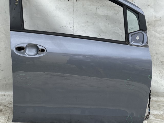 216697 Toyota Yaris II. 2006-2011 jobb első  ajtó, a képen látható sérüléssel