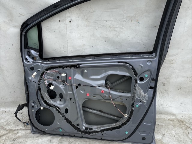 216697 Toyota Yaris II. 2006-2011 jobb első  ajtó, a képen látható sérüléssel