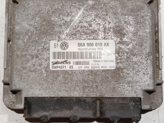 Volkswagen Golf IV. 1,6 8v Benzin motorvezérlő  Siemens 5WP437103 , 06A906019AK