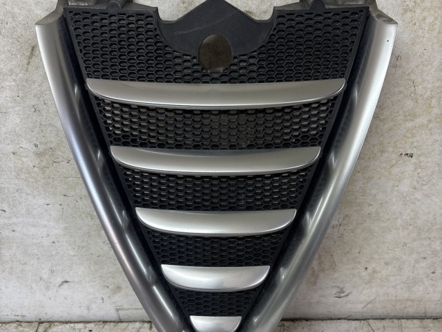 216820 Alfa Romeo GT 2003-2010 első díszrács 71736462