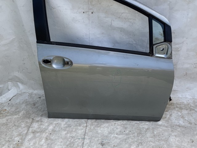 216848 Toyota Yaris II. 2006-2011 jobb első  ajtó, a képen látható sérüléssel
