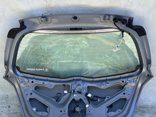 216891 Toyota Yaris II. 2006-2011 csomagtérajtó, a képen látható sérüléssel
