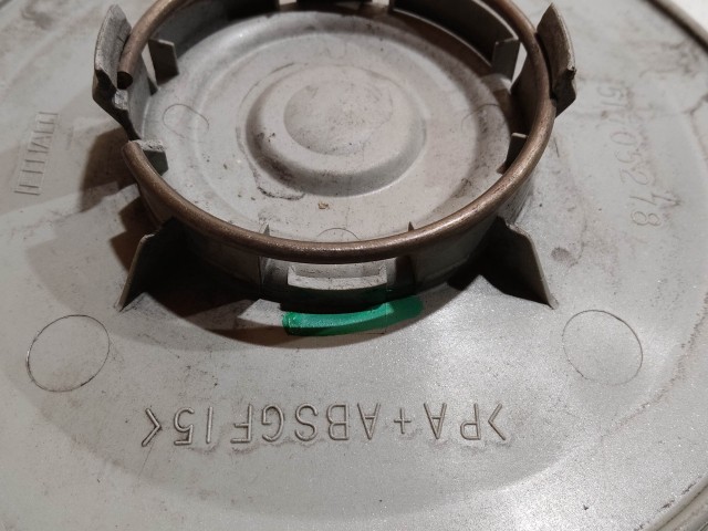 218784 Fiat Punto 1999-2010 felni közép kupak egy rögzítőfűl törött (188-as alvázkód)