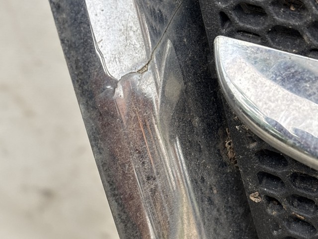 216940 Alfa Romeo GT 2003-2010 első díszrács, a képen látható állapotban