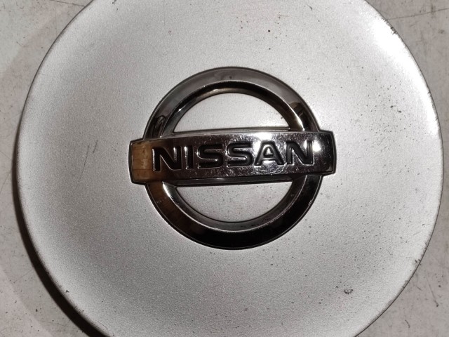 Nissan Felni közép kupak használt  a képen látható sérüléssel