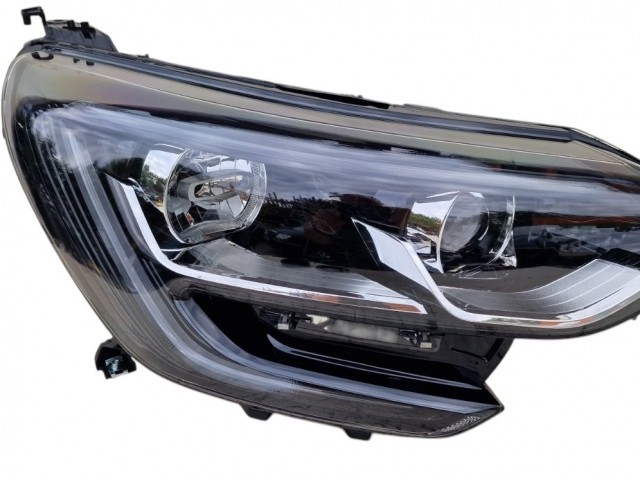 Renault Megane IV. utángyártott új jobb első fényszóró 2H7+LED fekete ház. (motorral) TYC
