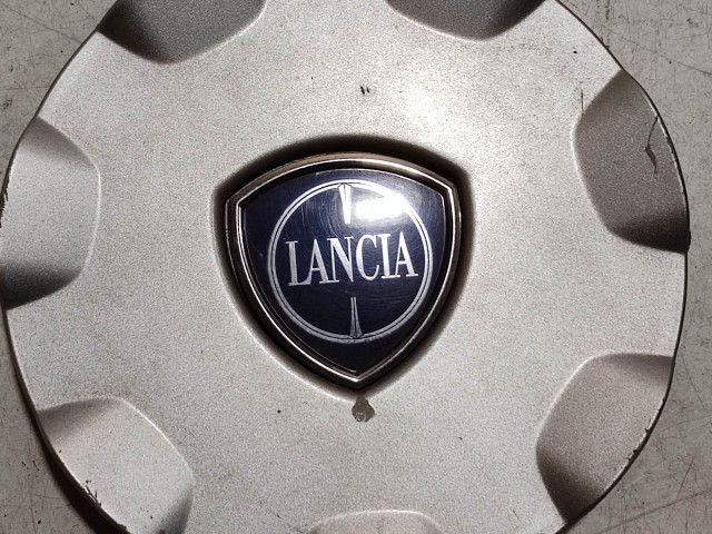 219851 Lancia Delta 2008-2014 felni közép kupak, a képen látható 1 rögzítő fűl törött