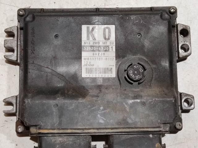 Suzuki Swift III. 2005-2010 motorvezérlő  Denso MB112300-0381 , 33920-62JO a képen látható sérüléssel