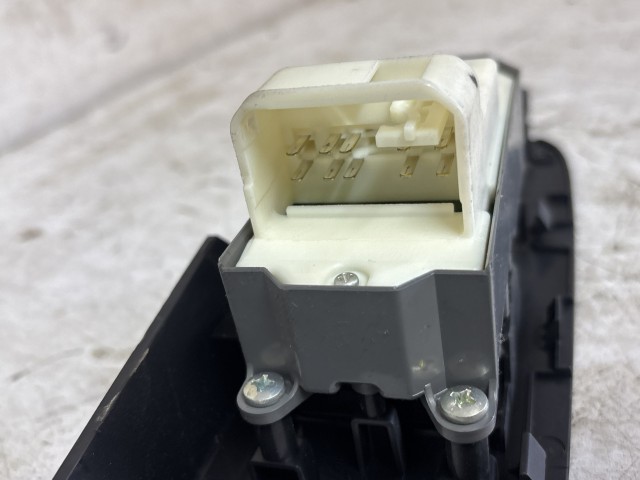 Toyota Auris 2012-2019 E18 2012-2019 ablakemelő kapcsoló  használt bal első