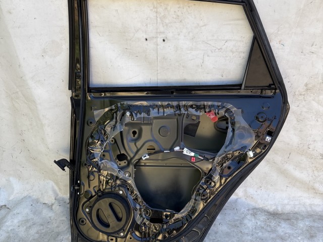 219030 Toyota Auris E18 2012-2019 jobb hátsó ajtó, a képen látható sérüléssel