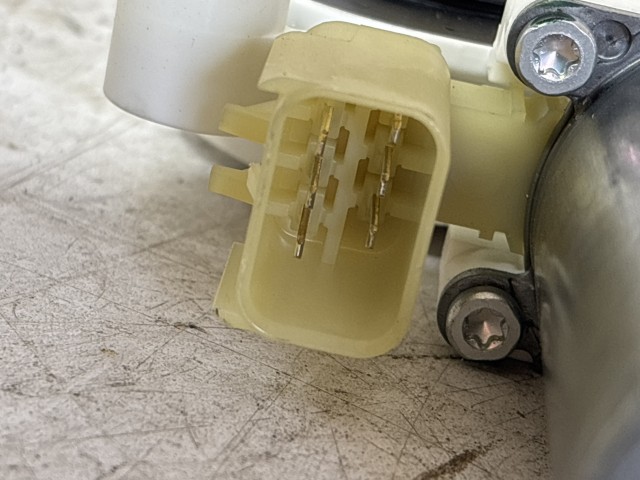 Lancia Voyager 2011-2015 ablakemelő motor használt Bal első 