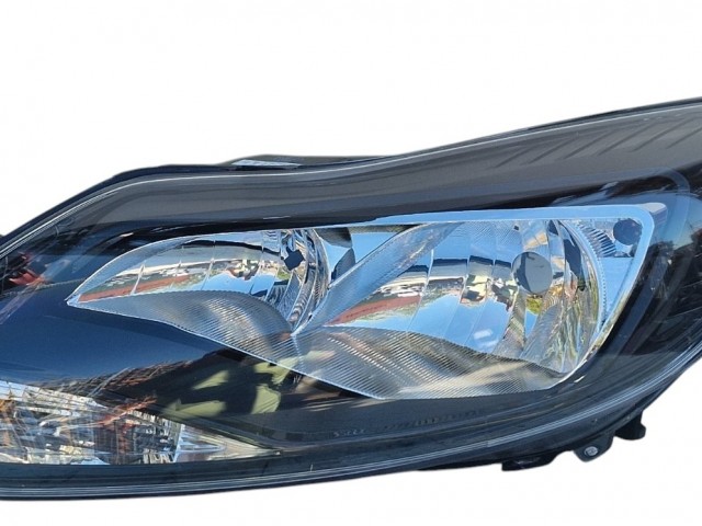 Ford Focus III. 2011-2014 utángyártott új bal első fényszóró H1/H7 fekete h. (motorral) TYC