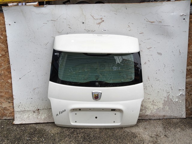 221051 Fiat 500 2007-2025, Abarth 500 csomagtérajtó, a képen látható sérüléssel