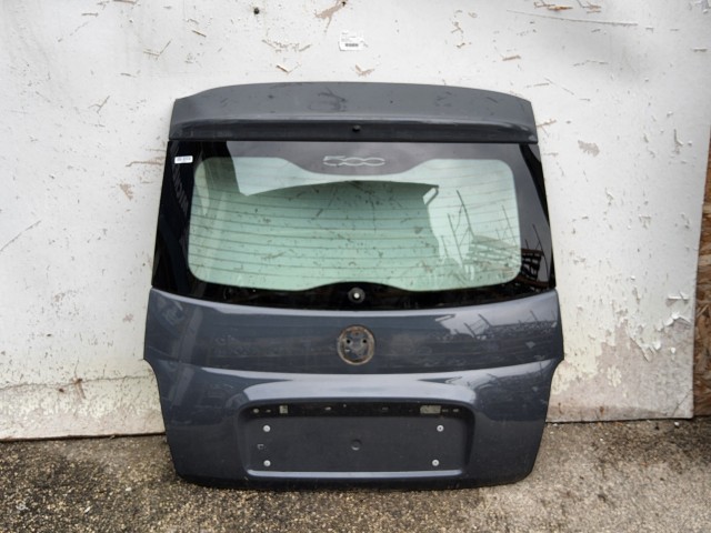 221054 Fiat 500 2007-2025 csomagtérajtó, a képen látható sérüléssel