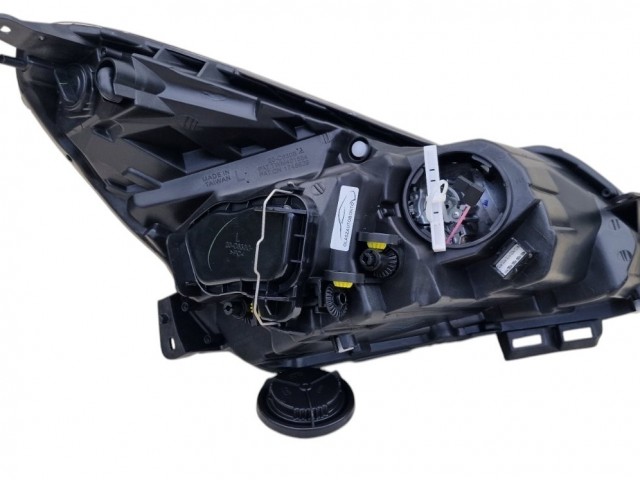 Opel Corsa D 2011.03.01-2014.08.31 utángyártott új bal első fényszóró H7/H1+nappalifény fekete h.(motorral) TYC