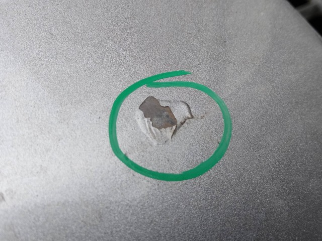 222304 Alfa Romeo 147 jobb hátsó ezüst színű ajtó, a képen látható sérüléssel