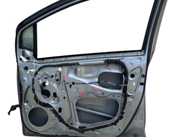 216848 Toyota Yaris II. 2006-2011 jobb első  ajtó, a képen látható sérüléssel