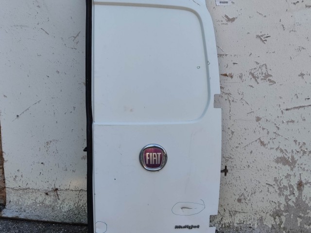 222477 Fiat Fiorino jobb hátsó zárt raktérajtó, a képen látható sérüléssel