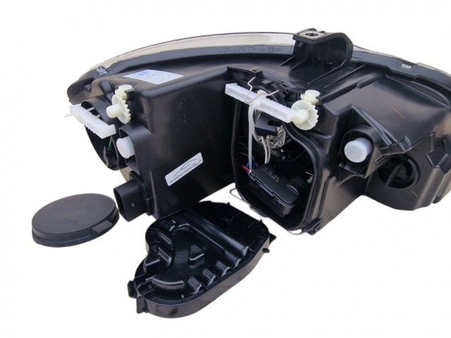 Seat Altea 5P 2009-2015, Leon 2009-2012, Toledo 5P 2004-2009 utángyártott új bal első fényszóró H7/H1 fekete házas (motoros) TYC