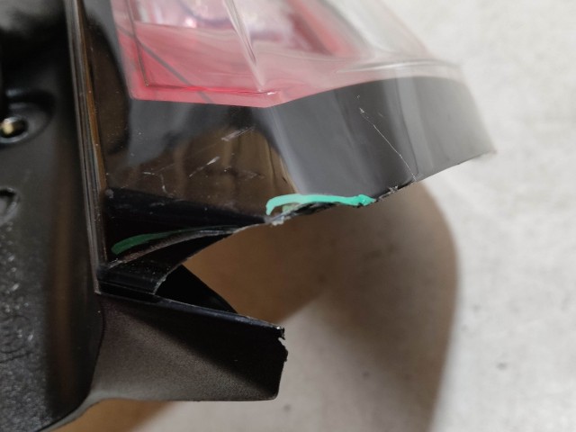 221544 Fiat Punto Evo jobb hátsó lámpa, ovál csatlakozós, a képen látható sérüléssel