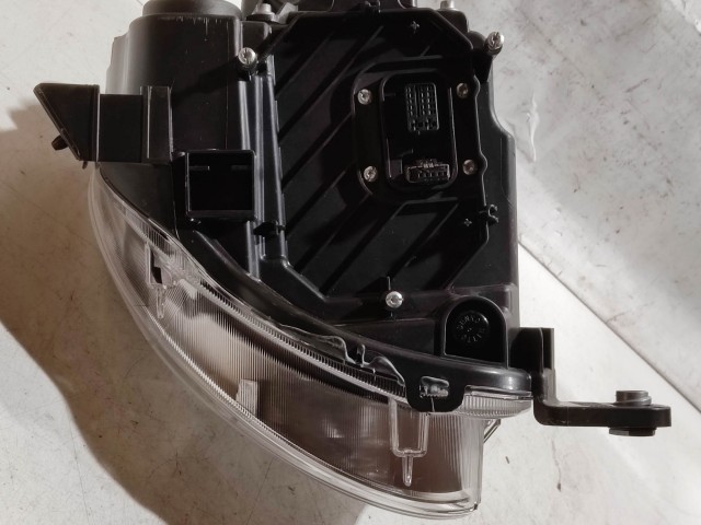 221548 Fiat 500 2007-2025 bal első xemon fényszóró két rögzítő fül törött, foncsor lötyög