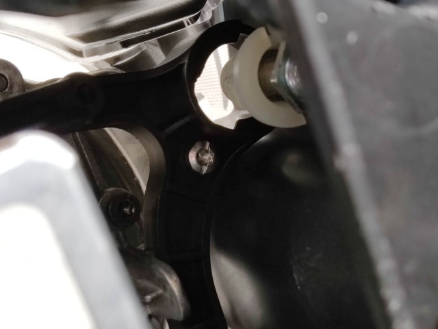 221548 Fiat 500 2007-2025 bal első xemon fényszóró két rögzítő fül törött, foncsor lötyög