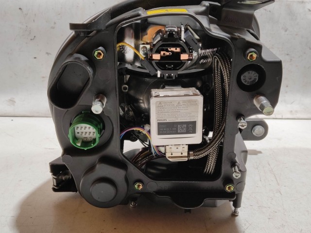 221548 Fiat 500 2007-2025 bal első xemon fényszóró két rögzítő fül törött, foncsor lötyög