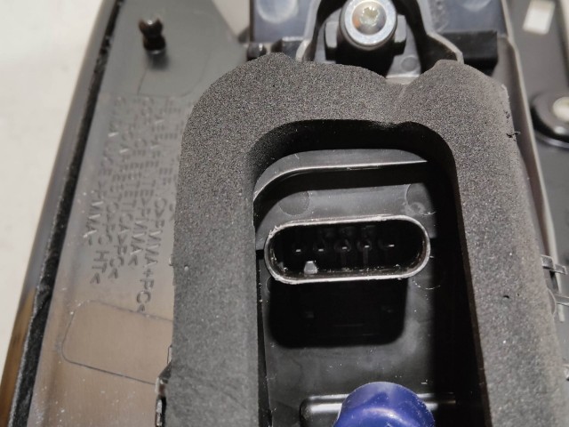 221554 Fiat Punto Evo bal hátsó lámpa, a képen látható sérüléssel, ovál csatlakozós kivitel 51927095