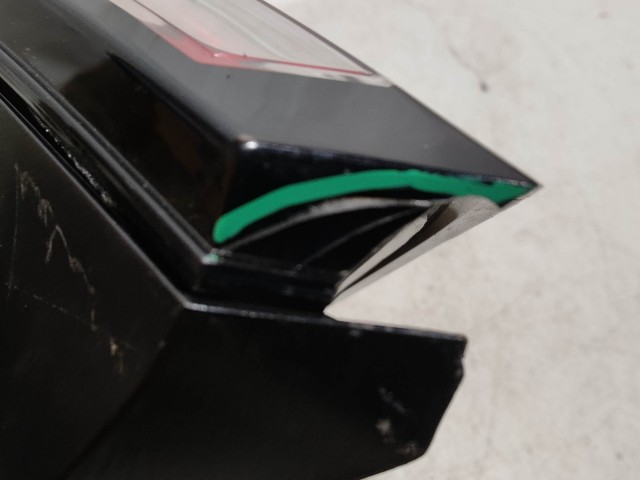 221555 Fiat Punto Evo jobb hátsó lámpa, ovál csatlakozós, a képen látható sérüléssel