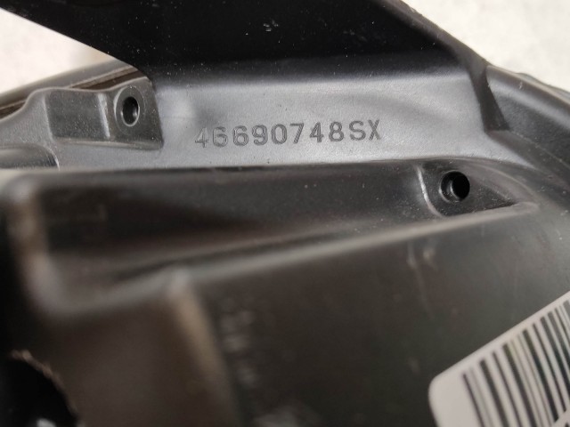 221548 Fiat 500 2007-2025 bal első xemon fényszóró két rögzítő fül törött, foncsor lötyög