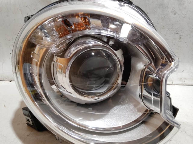 223570 Fiat 500 2007-2025 jobb első xenon fényszóró, egy rögzítő fül törött
