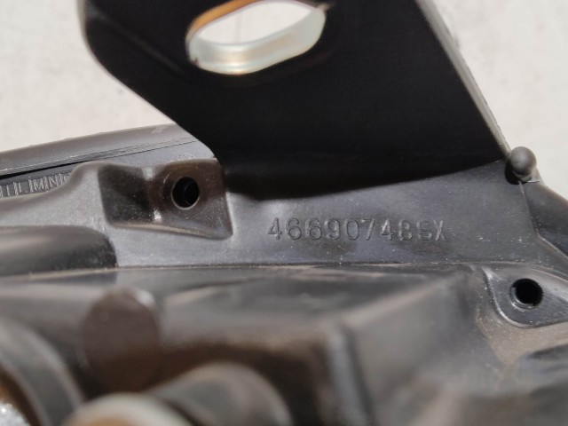221573 Fiat 500 2007-2025 bal első xemon fényszóró két rögzítő fül törött kupak nélkül