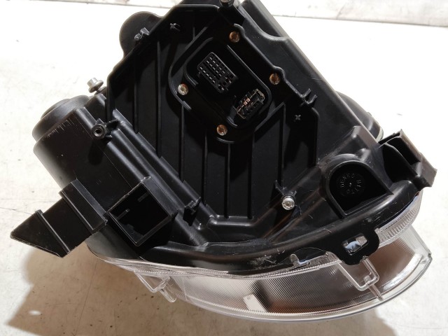 221573 Fiat 500 2007-2025 bal első xemon fényszóró két rögzítő fül törött kupak nélkül