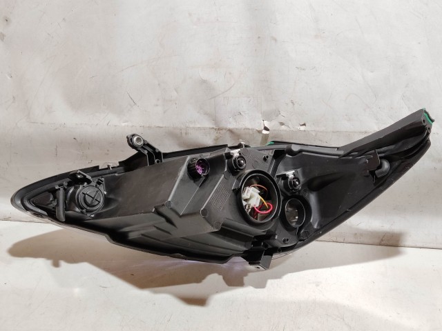 221577 Ford Ka 2008-2016 jobb első fényszóró, a képen látható sérüléssel, izzó takaró kupakok nélkül