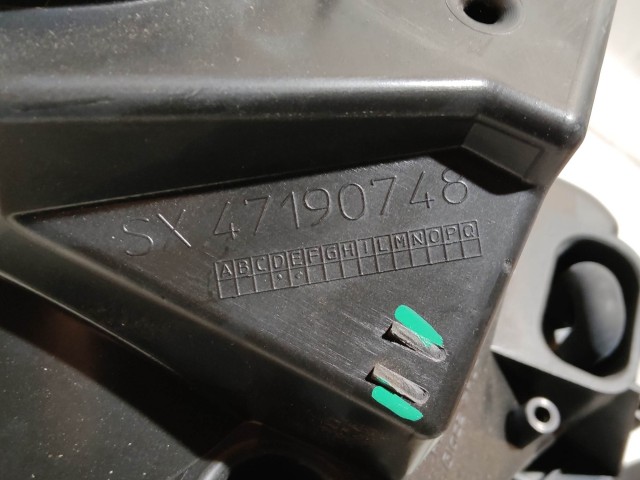 221580 Citroen C4 Picasso 2013-2016 bal első fényszóró, a képen látható sérüléssel, izzó takaró kupakok nélkül 