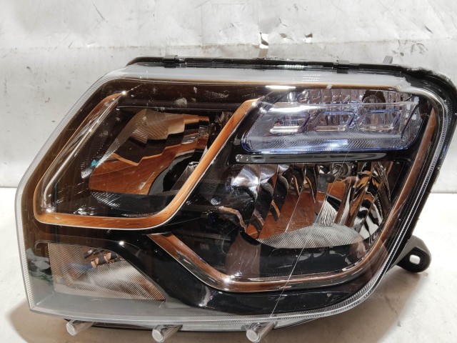 221586 Dacia Duster 2013-2015 bal első fényszóró, a képen látható sérüléssel, izzó takaró kupakok nélkül