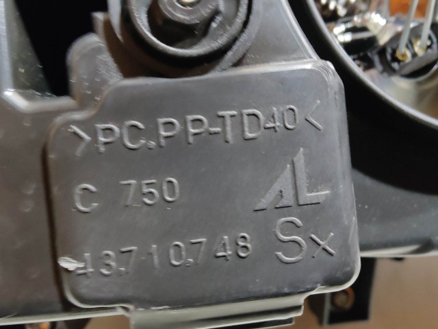 221599 Fiat Bravo 2007-2014 bal első fényszóró, a képen látható sérüléssel, izzó takaró kupak nélkül