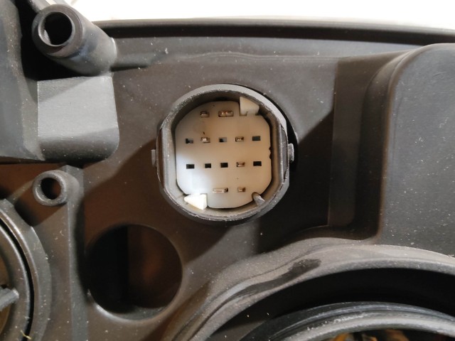 221599 Fiat Bravo 2007-2014 bal első fényszóró, a képen látható sérüléssel, izzó takaró kupak nélkül