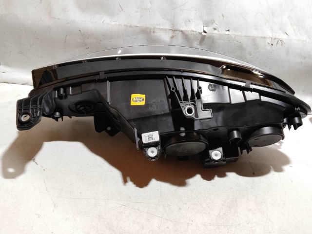 221605 Fiat Tipo 2015- jobb első fényszóró, egy rögzítő fül törött