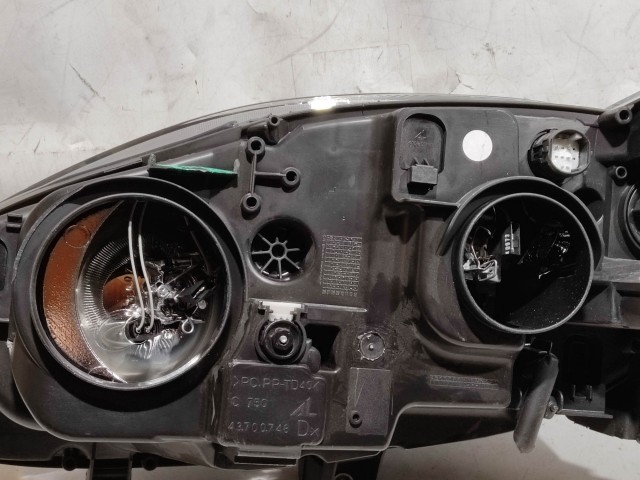 221616 Fiat Bravo 2007-2014 jobb első fényszóró,a képen látható sérüléssel, izzó takaró kupak nélkül