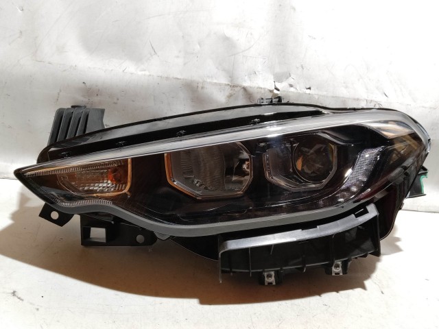 221629 Fiat Tipo 2015- bal első fényszóró, ledes, a képen látható sérüléssel, izzó takaró kupakok nélkül