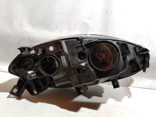 221635 Fiat Bravo 2007-2014 bal első fényszóró, a képen látható sérüléssel, izzó takaró kupakok nélkül