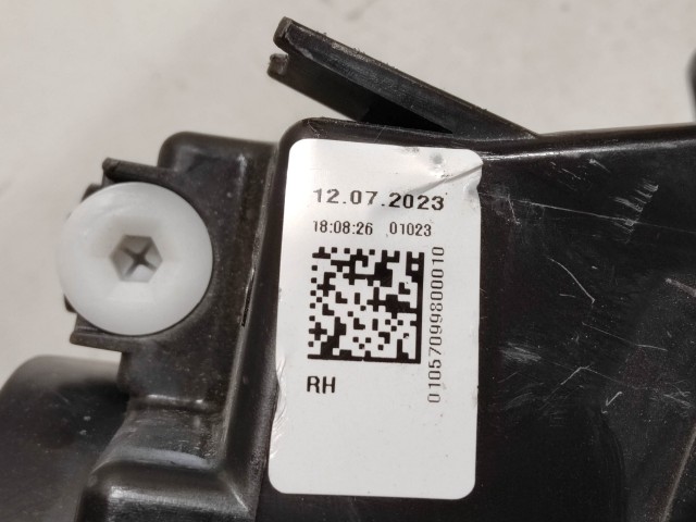 221638 Fiat Tipo 2015- jobb első fényszóró, ledes, a képen látható sérüléssel, izzó takaró kupakok nélkül