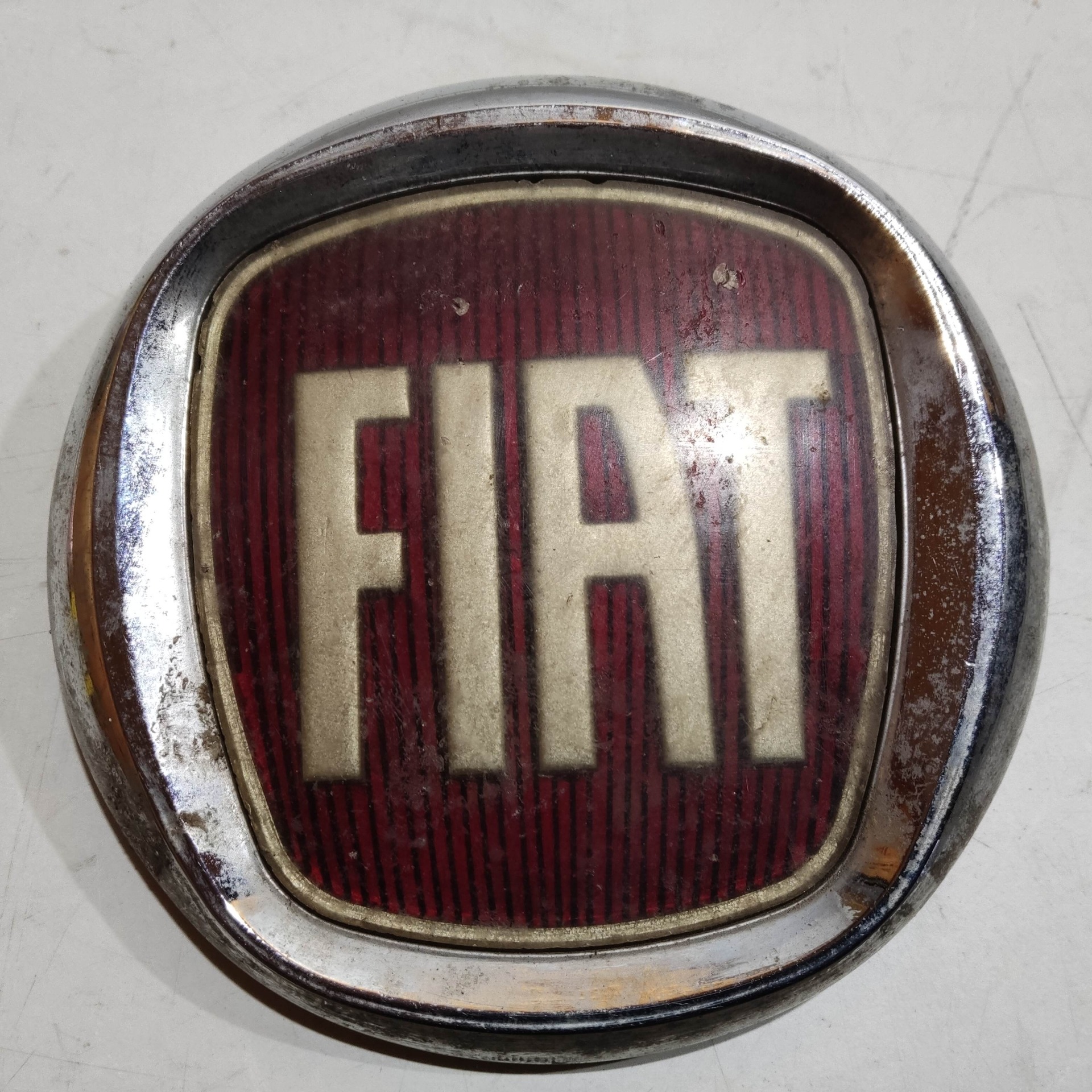 Emblème Calandre Fiat 500, Punto, Panda, Doblo… - Diamètre 95 Mm, 2 Broches + Vis - Remplacement Origine